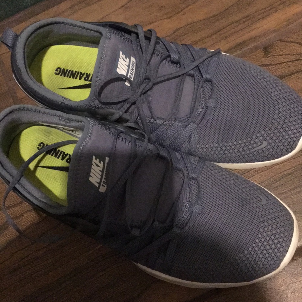 Women’s Nike tennis shoe